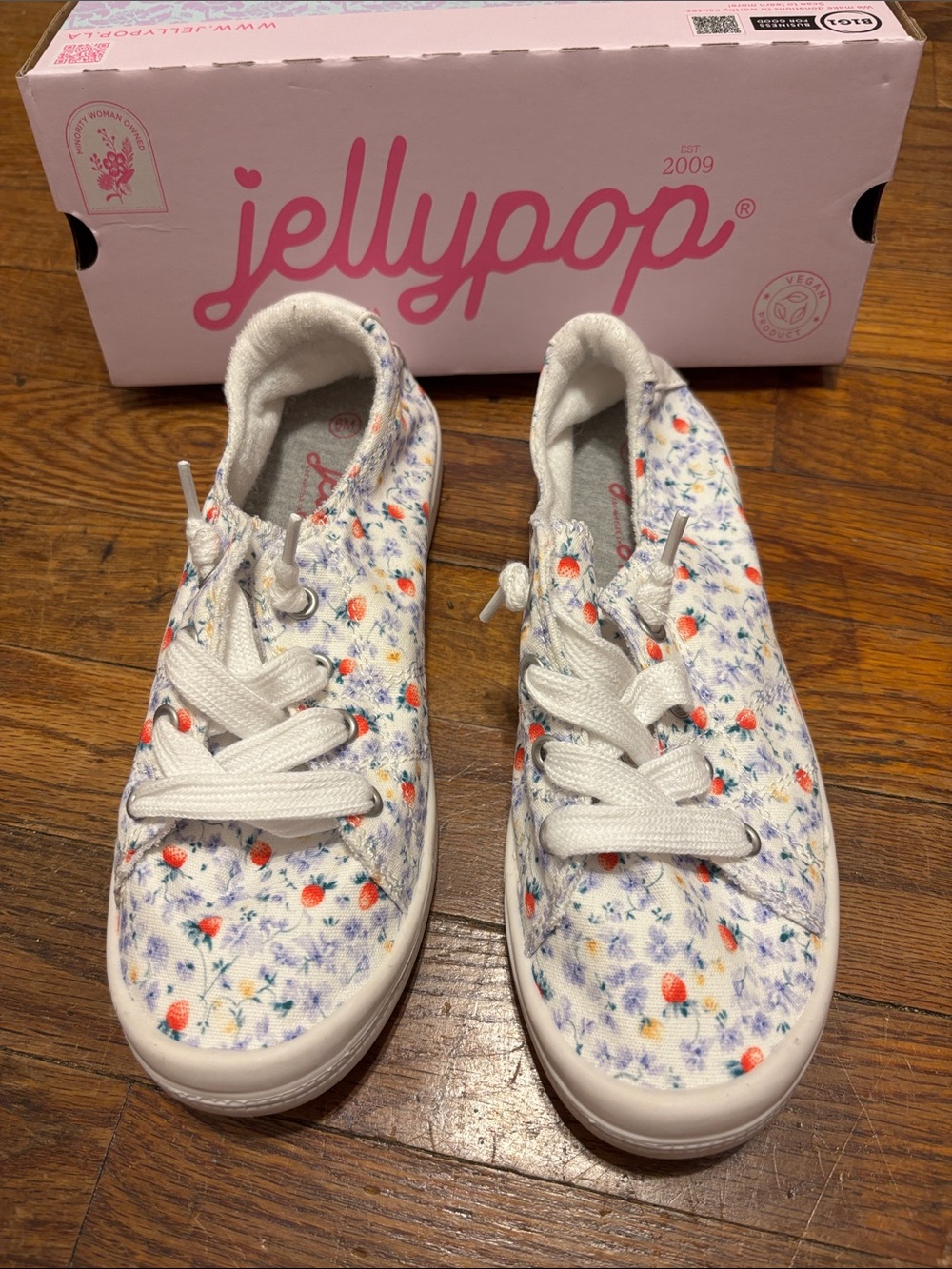 Jellypop White/Blue Strawberry print
Ladies size 6 NWT
